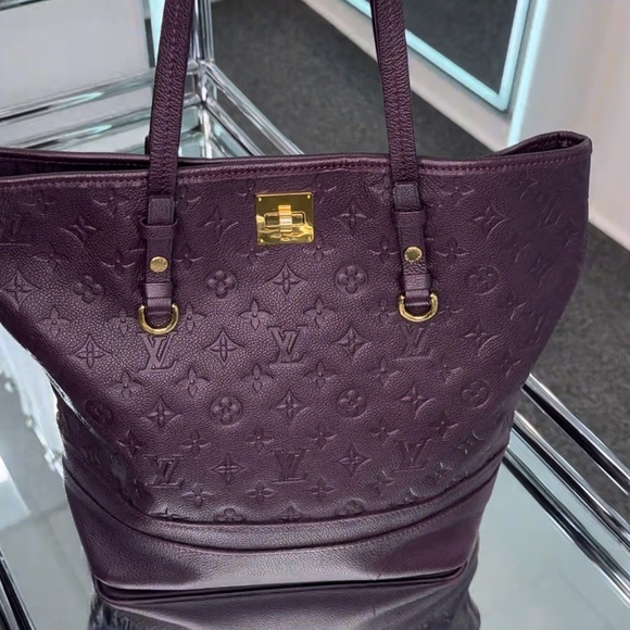 Louis Vuitton tote - Picture 1 of 2
